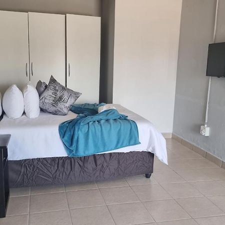 Stay At Home Airport Lodge Kempton Park Exterior foto