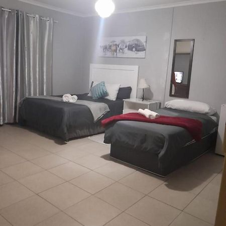 Stay At Home Airport Lodge Kempton Park Exterior foto