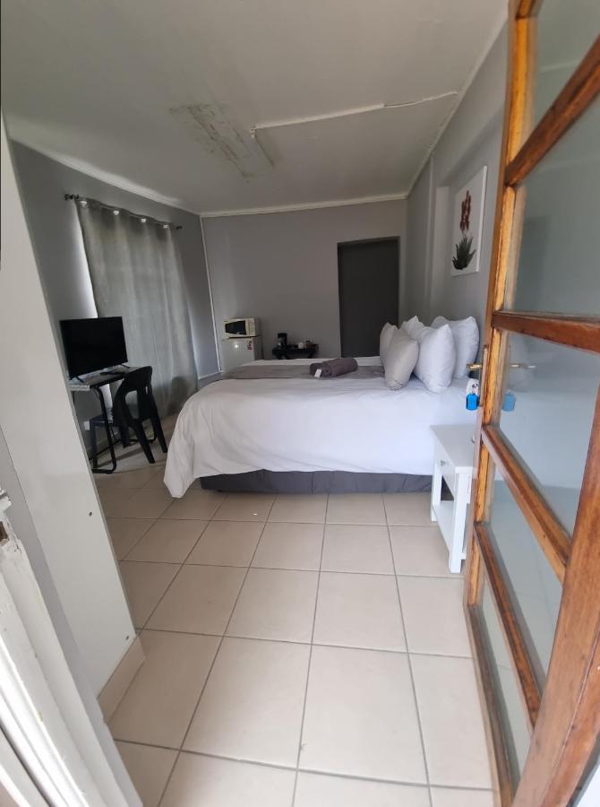 Stay At Home Airport Lodge Kempton Park Exterior foto