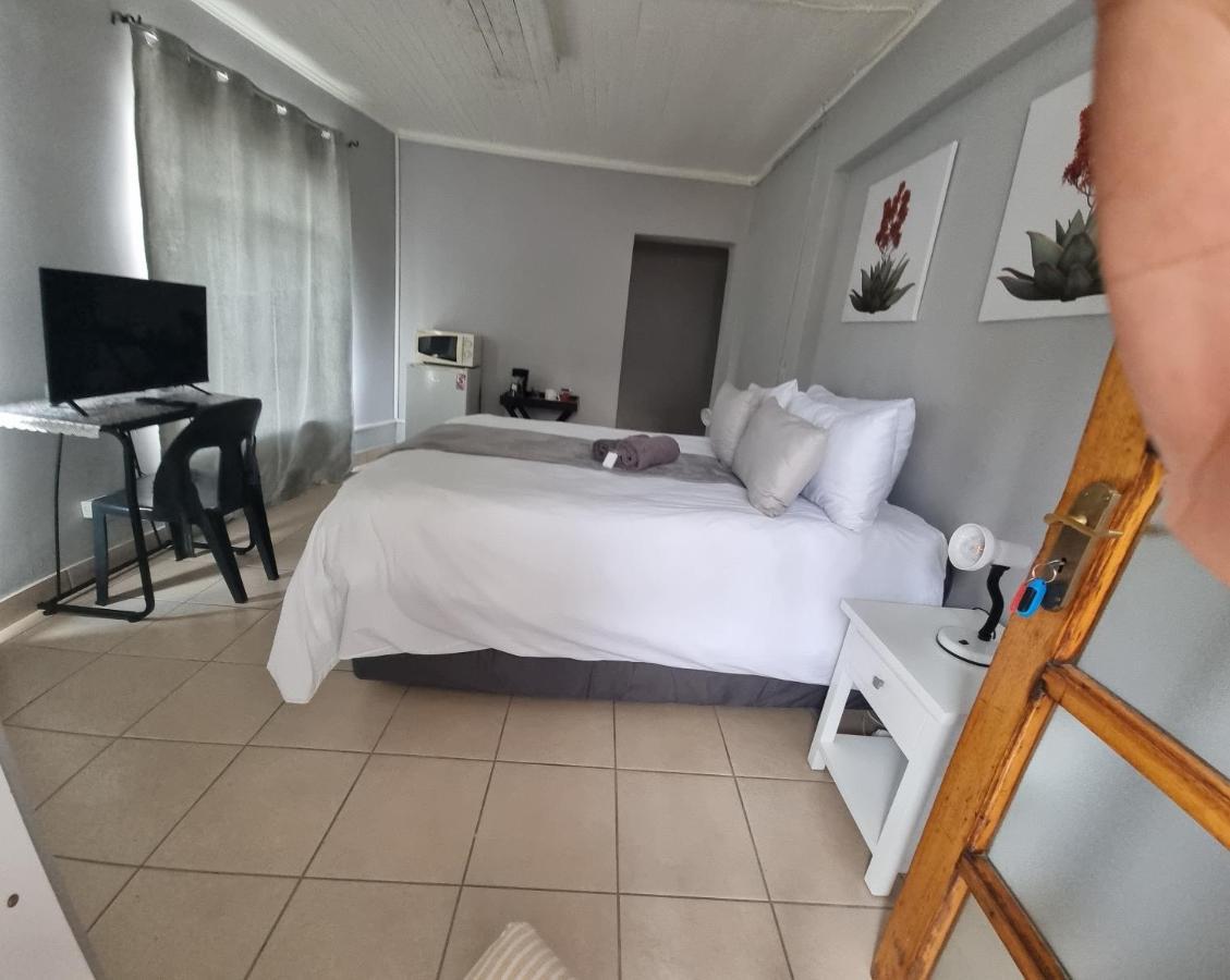 Stay At Home Airport Lodge Kempton Park Exterior foto