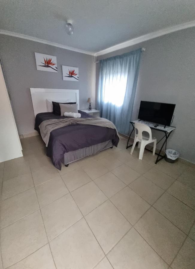 Stay At Home Airport Lodge Kempton Park Exterior foto