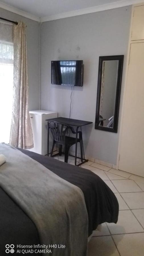 Stay At Home Airport Lodge Kempton Park Exterior foto