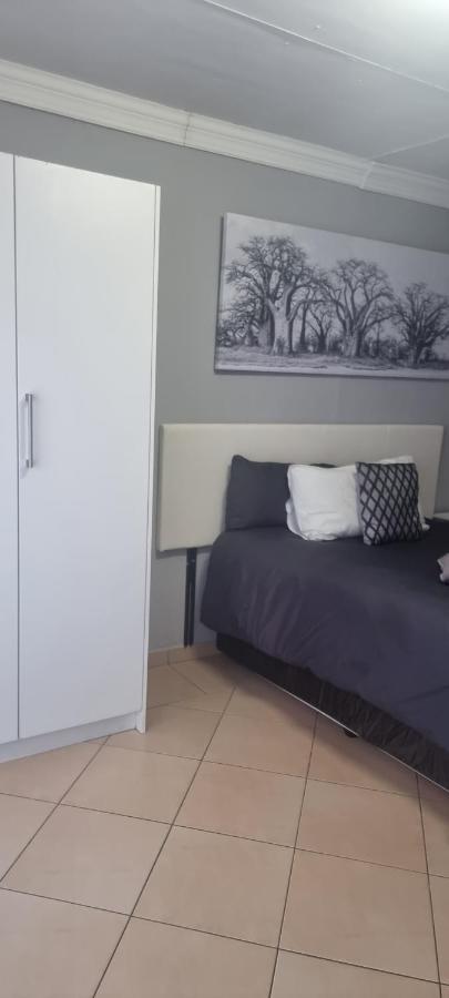 Stay At Home Airport Lodge Kempton Park Exterior foto